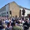 Die Bronze-Statue von Karl Marx überragt die Zuschauermenge mit ihren 4,40 Metern. Rund 200 Ehrengäste waren zur Enthüllung am Samstag eingeladen.