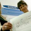 Ausschlag nach oben: Johanna Kißler (links) und Inga Steppacher zeigen das Kurvendiagramm eines Wachkoma-Patienten. Deutlich ist der starke Ausschlag zu erkennen, der belegt, dass der Patient auf eine unlogische Wortkombination mit einer Veränderung der Hirnströme reagiert hat.