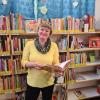 Büchereileiterin Petra Scola freut sich, dass die Besucher nun leichter den gewünschten Lesestoff finden.