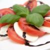 Darf bei Tomate und Mozzarella nicht fehlen: Balsamico-Essig, der ursprünglich aus Italien kommt.