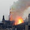 Flammen und Rauch steigen am 15. April 2019 von der Pariser Kathedrale Notre-Dame auf.
