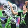 Wolfsburgs Stürmer Wout Weghorst und das VfL-Maskottchen Wölfi zeigen es an: Es geht wieder los in der Bundesliga. Das Eröffnungsspiel bestreiten Schalke 04 und Mönchengladbach. 