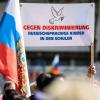 "Gegen Diskriminierung russischsprachiger Kinder in den Schulen" steht auf einem Banner. Werden Menschen aus Russland auch im Wittelsbacher Land angefeindet? 