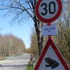 Für die Zeit während der Krötenwanderungen im März und Anfang April wurde entlang der Verbindungsstraße durch den Wald temporär eine Tempo-30-Zone ausgewiesen. 
