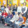 Siegerehrung und Preisverteilung des Schülermalwettbewerbs an der Volksschule Buch. Das Bild zeigt die Klassensieger mit Jury, Rektor Henry Lang (rechts), Geschäftsstellenleiterin Daniela Kiebele und Carolin Birkert.  