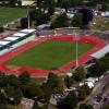 Idyllisch gelegen, aber fast keine Parkplätze und eine Laufbahn als Stimmungskiller: Für Profifußball ist das Donaustadion ungeeignet. 	