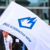 Ein Mitglied der «Jungen Alternative» (JA) trägt auf einer Wahlkampfveranstaltung in Dortmund eine Fahne mit dem Logo der Organisation.