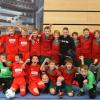 Die erfolgreichen D-Juniorenfußballer des SC Bubesheim mit Trainern und Betreuern sowie einem Vertreter des Turnier-Sponsors. 