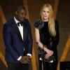 Jetzt wird es spannend: Idris Elba (links) und Nicole Kidman präsentieren unter Trommelwirbel den diesjährigen Oscar für die beste Regie.