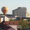 Dieses Foto entstand, kurz bevor der Heißluftballon am Donaucenter vorbeifuhr. Der Ulmer Journalist Ludger Möllers hatte am Dienstagabend schnell sein Handy gezückt und ihn fotografiert.