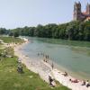 Der „Tatort“ der – vermeintlichen – Ordnungswidrigkeit: Der Isarstrand an der Reichenbachbrücke. Hier wiesen fünf Sicherheitskräfte Frauen zurecht, die sich oben ohne sonnen wollten.