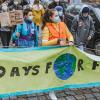 Jugendliche bei einer „Fridays for Future“- Demo in Landsberg im Herbst vergangenen Jahres: Das Klima ist laut einer Umfrage das wichtigste Thema für junge Wähler bei der Bundestagswahl im September.  	