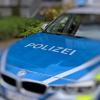 Die Polizei in Augsburg ermittelt wegen eines Diebstahls aus einem Auto.