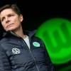 Wolfsburgs Coach Oliver Glasner trainiert mit seinen Spielern weiter.