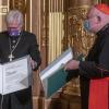 Landesbischof Heinrich Bedford-Strohm (Mitte) und Kardinal Reinhard Marx bekamen am Samstagabend den Friedenspreis der Stadt Augsburg von Oberbürgermeisterin Eva Weber überreicht.