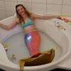 Die Schwimmlehrerin Manuela Ringel zeigt, wie man mit ein paar kleinen Dingen in der heimischen Badewanne Spaß haben kann.