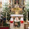 In der weihnachtlich geschmückten Pfarrkirche hielt Pater Thomas einen festlichen Jahresschlussgottesdienst ab.
