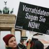 Eine Demonstrantin beim Aktionstag gegen Vorratsdatenspeicherung vor dem Brandenburger Tor in Berlin. Nach wie vor ist die generelle Speicherung von Telekommunikationsdaten umstritten. Foto: Stephanie Pilick/Archiv dpa