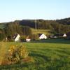 Auf dieser Wiese soll ein neues Baugebiet in Langenneufnach entstehen. Hinten im Bild ist die Wörishofer Straße am südlichen Ortseingang zu sehen.