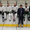 Zu Wochenbeginn, beim Fototermin mit den Neuzugängen, war Trainer Thomas Schneeberger (stehend MItte) noch in Amt und Würden. Das Eisbären-Trikot tragen werden in der neuen Runde – von links – Felix Holzapfel (vorher VfE Ulm/Neu-Ulm), Dennis Tausend (EC Bad Kissingen), Niklas Arnold, Benjamin Arnold (beide HC Landsberg), Daniel Tsakalidis (Bradford Rattlers/Kanada) und Kevin Wiethoff (Krefelder EV/U18).