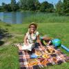 Zum Picknick am Baggersee gehört für Monika  Rothmund vom Frauenbund Unterroth auch die geistige Nahrung, etwa ein spannender Krimi. 