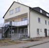 An dem Altbau im Ahornweg in Vöhringen finden derzeit Umbauarbeiten statt. Hier soll eine Flüchtlingsunterkunft entstehen.