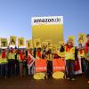 Etwa 200 bis 300 Mitarbeiter versammelten sich am Montagmorgen vor dem Amazon-Logistikzentrum in Graben, um gemeinsam zu streiken. 