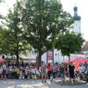 Beim Kühbacher Marktfest füllten sich am Samstagabend die Biertische auf dem Marktplatz schnell.