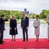 Japans Ministerpräsident Fumio Kishida (l) und seine Frau Yuko Kishida (r) begrüßen US-Präsident Joe Biden und First Lady Jill Biden zum G7-Gipfel.
