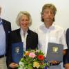 Preisstifter Heinz Arnold (links) und Landrat Klaus Metzger (rechts) gratulierten den beiden Umweltpreisträgern des Landkreises Aichach-Friedberg, Monika Fottner und Thomas Rebitzer. Arnold hat zugesagt, den Preis auch in den nächsten sechs Jahren zu stiften. 