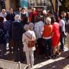 Am Bücherschrank vor St. Jakob war wieder der Treffpunkt zum Start der diesjährigen LiteraTour. 