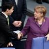 FDP-Chef Philipp Rösler und Bundeskanzlerin Angela Merkel vor der Abstimmung über das Hilfspaket. Foto: Robert Schlesinger dpa