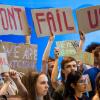 "Enttäuscht uns nicht": Junge Demonstrantinnen und Demonstranten auf dem UN-Klimagipfel erwarteten Ergebnisse. In der Nacht auf Sonntag einigte sich die Weltklimakonferenz auf einen gemeinsamen Geldtopf zum Ausgleich von Klimaschäden in ärmeren Ländern.