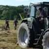 LPV-Geschäftsführer Jens Franke setzt auf Landwirte wie Stefan Weinhardt, der mit weiteren zehn Bauern aus dem Raum Ottobeuren/Westerheim das Naturschutzgebiet „Hundsmoor“ pflegt. Von dort sollen nun seltene Pflanzen- und Tierarten „auf Wanderschaft“ gehen und weitere Feuchtgebiete an der Günz besiedeln. Bei der Pflege der Feuchtwiesen im „Hundsmoor“ (Bild rechts) sind auch heute noch Handarbeit und Seilwinde angesagt. 	