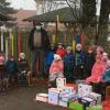 Die Mädchen und Buben aus dem Kindergarten St. Elisabeth in Laugna haben 50 Pakete für bedürftige Kinder gestaltet. Für den Inhalt der Päckchen sorgte der Landwirt und Geschäftsmann Christoph Kunad aus Laugna.  	