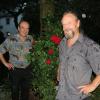 Hans Fischer (links) und Josef Kuhn lieben die Rosen. Zusammen haben sie anlässlich des 50-jährigen Bestehens der Volkshochschule Krumbach ein Gedichtbüchlein zum Thema Rosen verfasst.