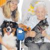 Luise Bissinger freut sich über den tierischen Besuch. Besitzerin Nadine Wrba kommt mit Hund Sunny und Kater Lucky zweimal pro Monat ehrenamtlich ins Haus Konrad.