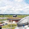 Der alte Faulturm (vorne) kann für die Biomüllvergärung genutzt werden, im Norden (Bildhintergrund) müsste jedoch eine Halle zur Anlieferung gebaut werden. Dagegen wurde ein Bürgerbegehren initiiert.  