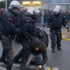 Ausschreitungen beim Fußballspiel Borussia Dortmund gegen RB Leipzig. Widerstand gegen Polizisten wird künftig härter bestraft. 