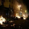 Demonstranten setzen in der französischen Hauptstadt Mülltonnen in Brand.