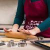 Kneten, Rollen, Ausstechen: Plätzchen backen in der Adventszeit ist für viele Menschen eine lieb gewonnene Tradition.