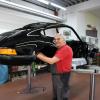 Die Oldtimer, denen Hans Lampert bei der Firma Ruf seit Jahrzehnten zu einem zweiten Leben verhilft, hat er während seiner Ausbildung noch als Neuwagen kennengelernt. Entsprechend kennt er jede Schraube – und natürlich auch jedes andere der rund 5000 Teile. 