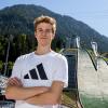 Karl Geiger in seinem Wohnzimmer: In wenigen Wochen beginnt im Oberstdorfer Schattenbergstadion die Vierschanzentournee. 	