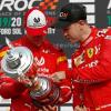Sebastian Vettel (rechts) möchte gerne der Ratgeber für Mick Schumacher in der Formel 1 sein.