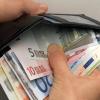 Einen Geldbeutel mit mehr als 1000 Euro Bargeld soll eine Putzkraft aus dem Kreis Augsburg eingesteckt haben. Auch Schmuck soll der Mann gestohlen haben. 