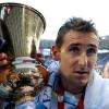 Miroslav Klose darf sich über den italienischen Pokal freuen.