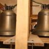 Momentan sind die zwei kleinen Glocken im Turm der Stadtpfarrkirche aus ihrem Joch genommen. Sie sollten mit einem Ausgleichspendel versehen werden.