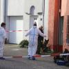 Polizisten durchsuchten am Donnerstag in Memmingen eine Wohnung. Hintergrund ist die Suche nach einer 35-Jährigen, die möglicherweise Opfer eines Verbrechens geworden ist.