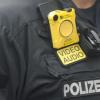 In Inningen schlägt eine Frau ihre Nachbarn und geht auch auf Polizisten los. Mit einer Bodycam wurde der Vorfall gefilmt.