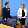 Bundesinnenministerin Nancy Faeser und Bundesarbeitsminister Hubertus Heil vor Beginn einer Pressekonferenz in Berlin.